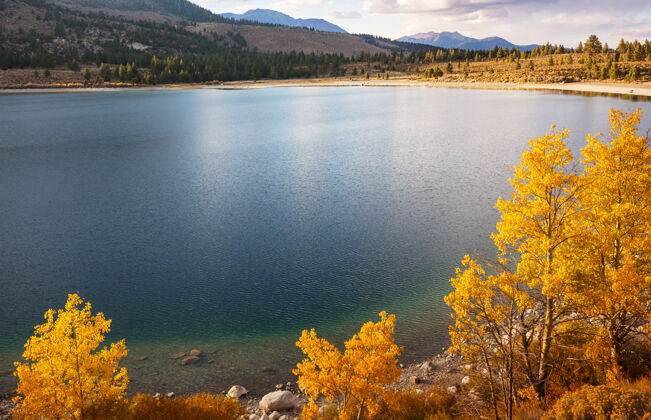 娱乐秋天美丽的湖泊户外美国美丽的自然