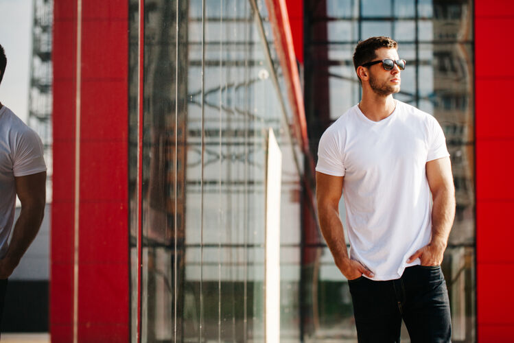 棉质白色衬衫模型上的一个男人为你的标志时尚肌肉休闲