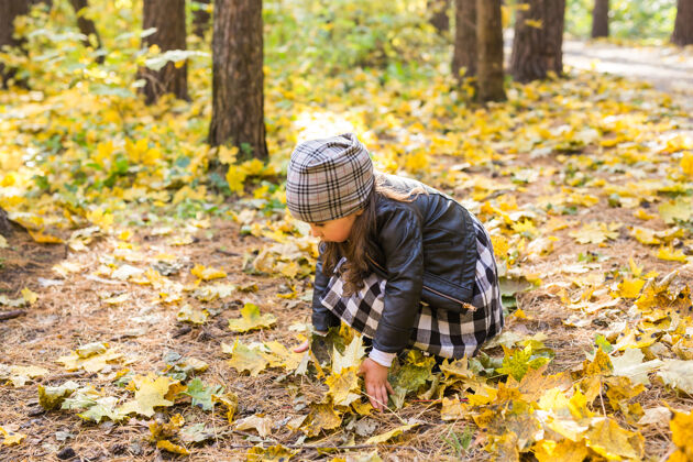 公园秋天 童年和季节概念-小女孩在秋天公园玩自然小黄色