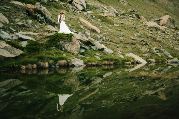 美丽一对新婚夫妇在湖边的山上风景快乐年轻