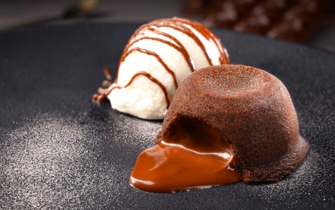 香草小甜点-传统甜点-巧克力蛋糕加冰淇淋甜点蛋糕甜点桌