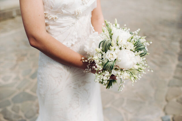 粉色婚礼花束与牡丹在新娘的手中下早上好新娘的名字花婚礼手
