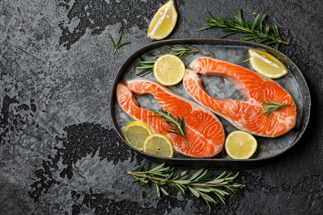 新鲜三文鱼.生的鲑鱼红鱼扒烹饪烹饪鲑鱼 海食物健康吃的概念地中海鲑鱼切片