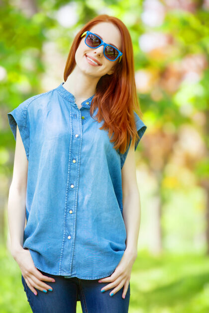 魅力春天公园里戴着太阳镜的红发女孩红发阳光性感