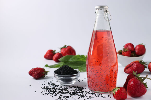罗勒种子健康饮用草莓与罗勒种子在一个白色的表面 特写 文本空间瓶排毒预防草药