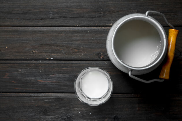 健康在一个装有罐头的玻璃杯里的鲜奶蛋白质自然饮料