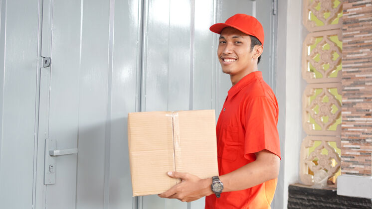 包装送货员把箱子送到顾客家门口快递送货员收据
