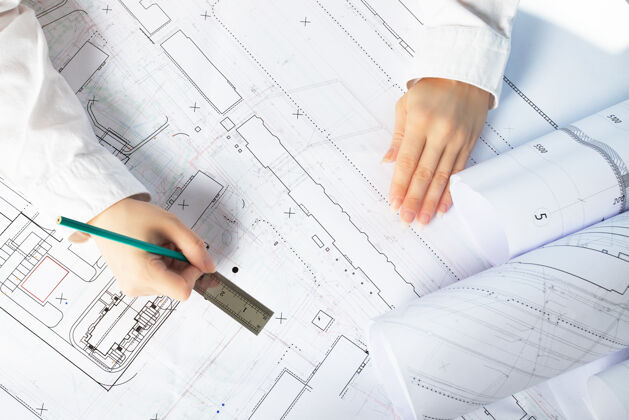 文件建筑师设计师在设计建筑蓝图 办公室建筑平面图 绘图房屋工程师技术