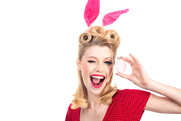 漂亮兔子耳朵里的快乐女人眨眼亲吻以及眨眼性感穿着复活节兔子服装的模特嘴唇积极欢呼