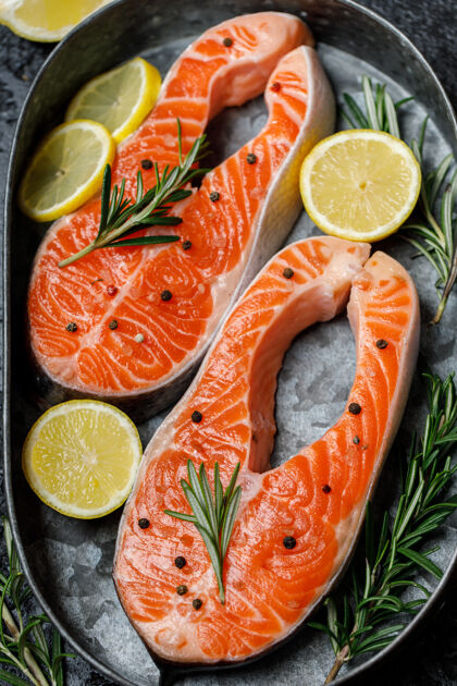 食物准备三文鱼.生的鲑鱼红鱼扒烹饪烹饪鲑鱼 海食物健康吃的概念海鳟鱼晚餐