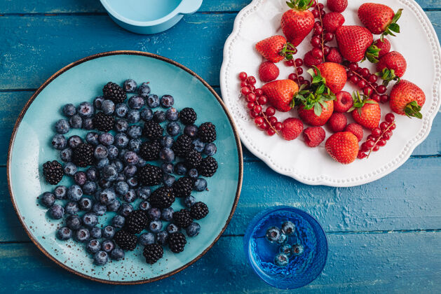草莓健康的早餐吃新鲜的生浆果和水果排毒美味营养