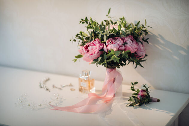 花束婚礼现场牡丹花束婚礼很漂亮一束鲜花婚礼装饰粉色
