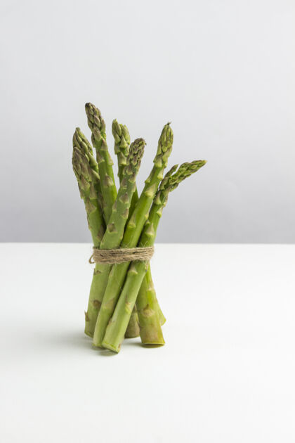 素食者绿芦笋的膳食来源纤维白色背景新鲜有机健康