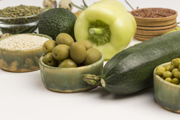 蛋白质健康食品饮食.绿色蔬菜 奎奴亚藜 鹰嘴豆 亚麻杏仁上桌健身健康饮食