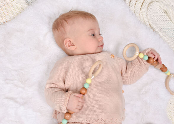 教育可爱的白人小宝宝玩环保木制玩具金发木头婴儿