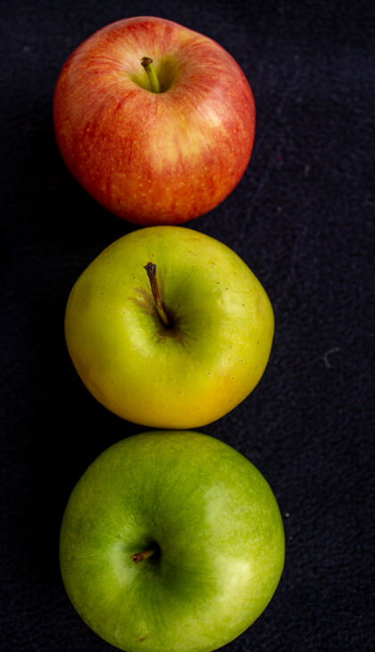 工艺三个苹果 一个是绿色的 两个是红色和黄色的食物季节美味