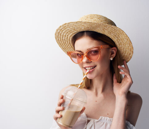 美女快乐的女人戴着粉红色的眼镜 戴着酒杯 很有趣的模特茶饮料可爱