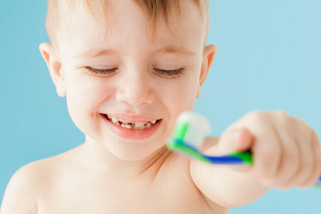治疗小男孩的肖像 蓝色的牙刷休闲服健康刷子
