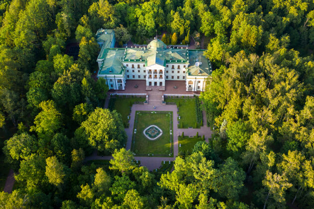 宫殿2019年6月3日 莫斯科地区 俄罗斯莱亚洛沃的旧贵族庄园位于莫罗佐夫卡公园酒店景观房子森林