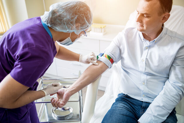 注射器护士在实验室采集病人的血样药房护理医生