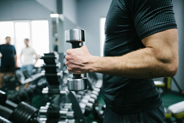 私人教练在健身房锻炼或训练的男人运动杠铃健身房