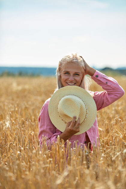 衣服在麦田里戴着草帽的金发女人女人年轻人草地