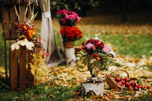 鲜花秋天的婚礼在绿色的街道上举行草坪装饰鲜花拱形的仪式传统场所秋季装饰
