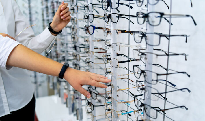 健康眼镜店的一排眼镜商店眼睛眼镜