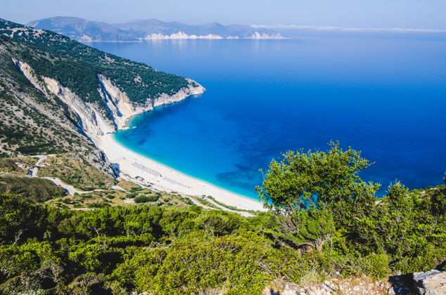 游泳鸟瞰美丽的米尔托斯湾和凯法罗尼亚岛 希腊海滩旅游海岸假日