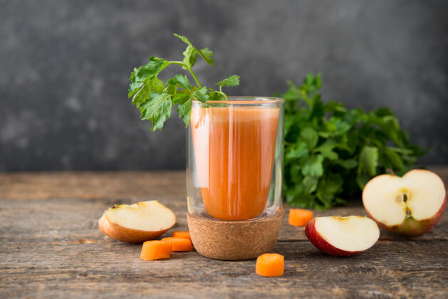胡萝卜一杯新鲜的天然苹果胡萝卜汁苹果甜玻璃
