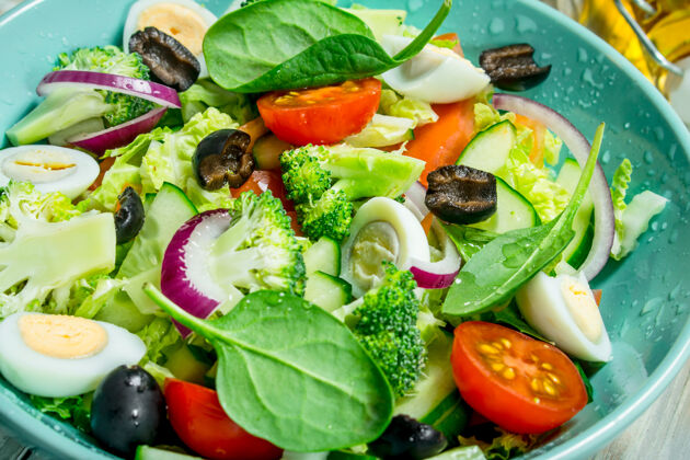 健康蔬菜沙拉沙拉西红柿 黄瓜和鹌鹑蛋加橄榄油新鲜小吃菜