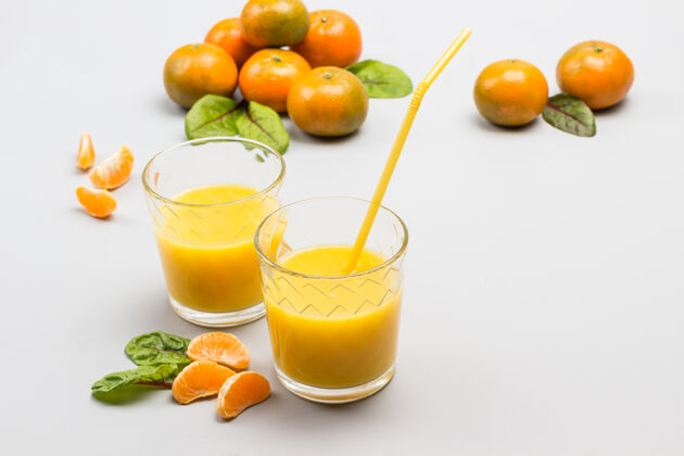 多汁两杯柑橘汁 吸管玻璃橘子在桌子上食物异国情调有机