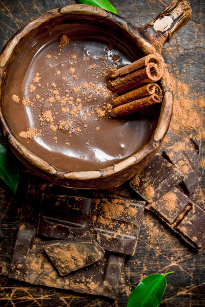 粉末一杯肉桂热巧克力坚持下去木制背景巧克力自然液体