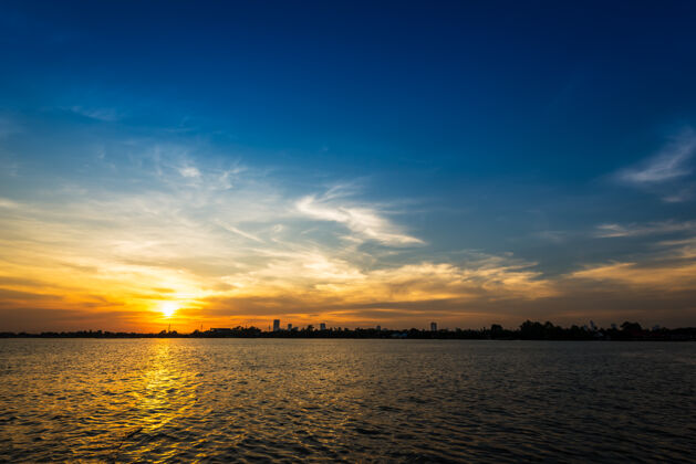生动夕阳时分 河畔蓝天上的云朵柔美动人海岸日落景色