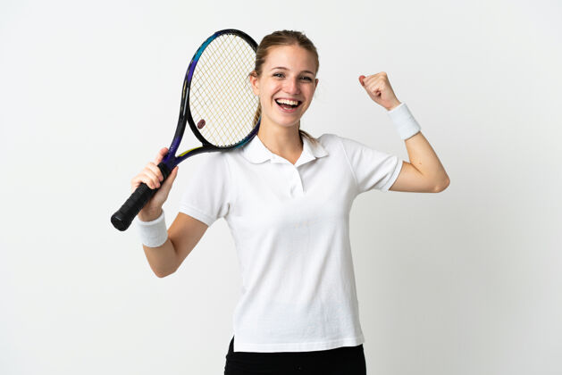 私人教练年轻的白人女子孤立在白色背景下打网球 庆祝胜利成年人成功青年
