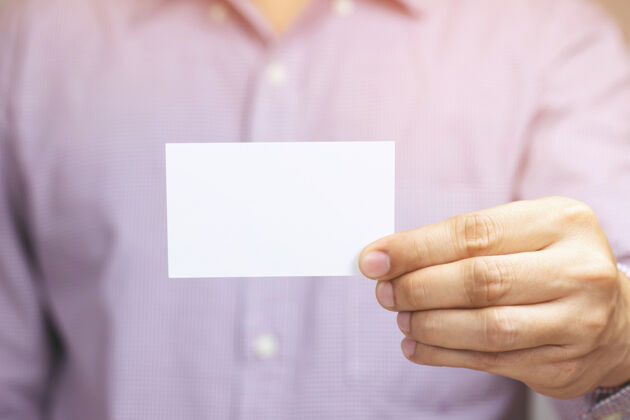 联系人人们手持名片显示空白白卡或粘贴板信用卡显示前台业务品牌理念专业成功客户