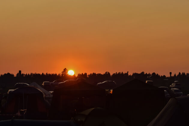 山营地上的日落 橙色的日落 橙色的天空早晨草地季节