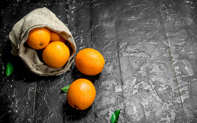 健康袋子里有新鲜的橙子成熟的有机自然