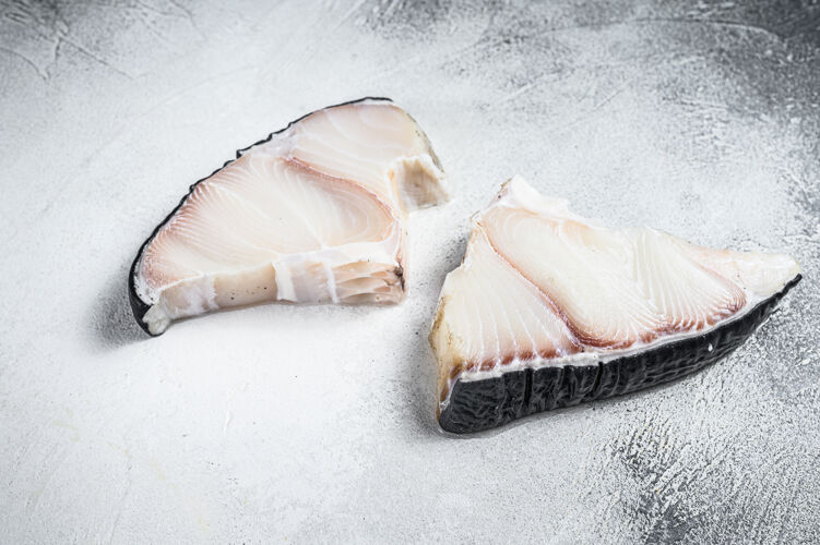 海鲜厨房桌子上的生鲨鱼鱼排白色上衣查看烧烤营养木材