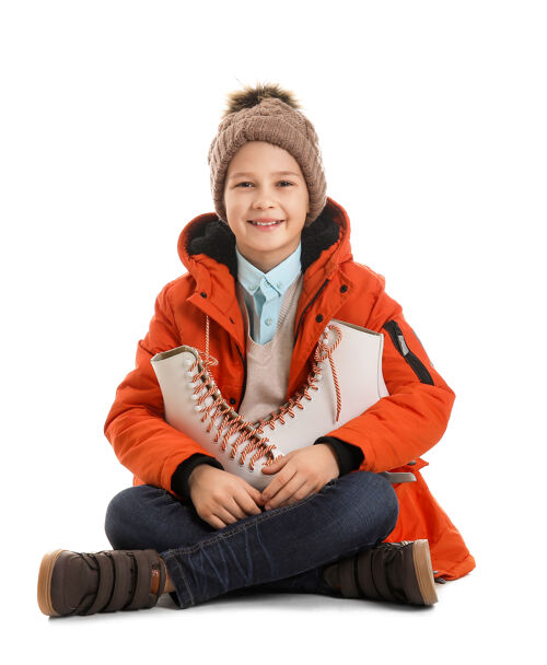 爱好可爱的小男孩在白色的衬托下穿着溜冰鞋冷霜冻肖像