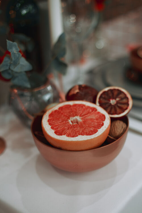 自然盘子里的葡萄柚饮食美味抗氧化剂