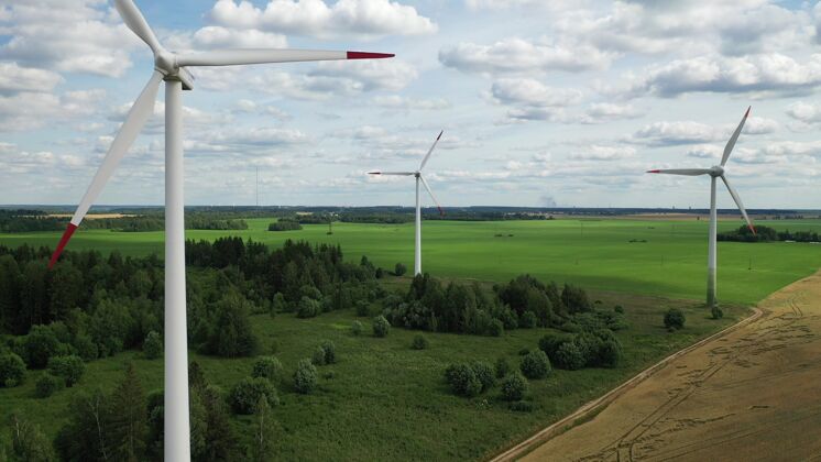 农业风车在夏天的绿色字段大风车停在农场附近的田野里欧洲森林 白俄罗斯创新草地风