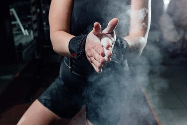 运动年轻的女运动员准备双手用运动器材进行艰苦的训练运动年轻减肥