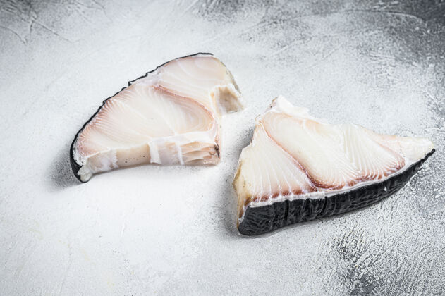 海鲜厨房桌子上的生鲨鱼鱼排白色上衣查看烧烤营养木材