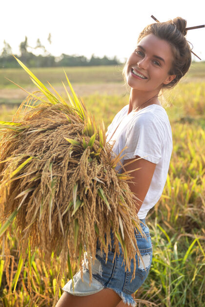 积极生态旅游还是日常生活工作快乐女农场主在稻田收割异国情调收获乡村