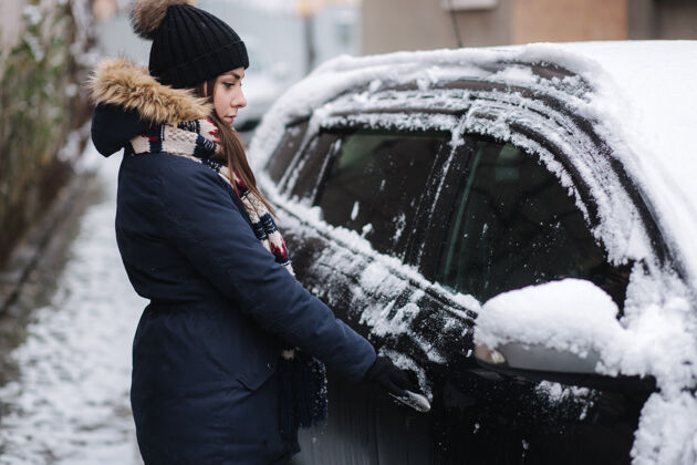女人一个女人试图把车开进去弗罗斯特门是冰冻的冬天!女士 运输 清洁 汽车 冷冻 户外 下雪 移除 结冰 覆盖
