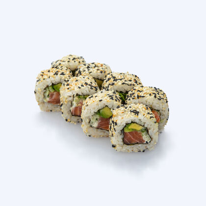 吃日本人美食.寿司在白色背景上滚动海藻鳄梨午餐