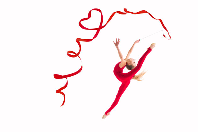伸展孤立在白色背景上的女孩体操运动员跳红丝带扭心艺术体操跳跃工作服