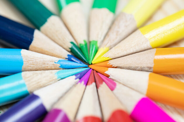 学校彩色铅笔的特写镜头把笔尖斜放在桌子上的一个圆圈里木头的主意教育回到学校设备彩色变化