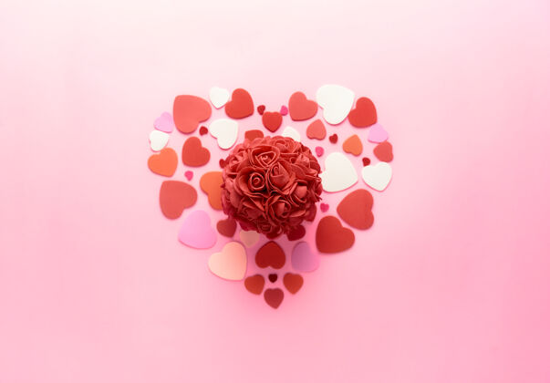 平躺情人节 一颗以红色为中心的玫瑰和粉色为背景的红心心爱情人节